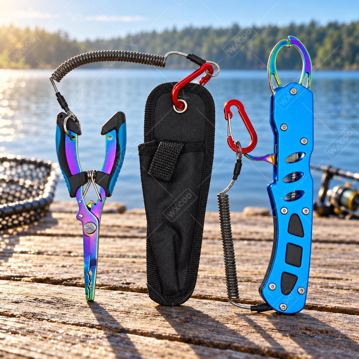 Fishing Hook Sharpener - ブルーのチタンコーティングを施した、16cmの海水釣り用プライヤー。フック外し、ラインカッター、スプリットリングオープナー、ランヤード、シース、グリップが付属。